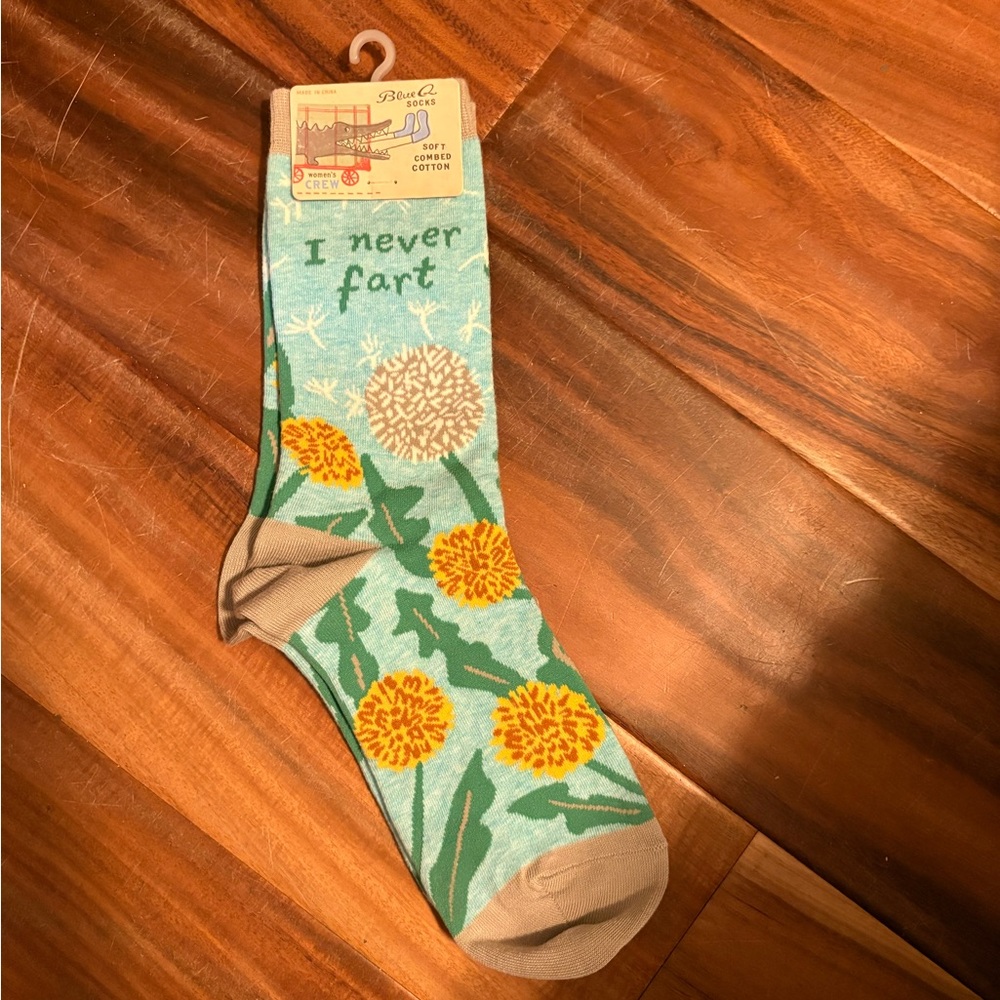 NWT Blue Q “I Never Fart” Funny‎ Crew Socks Women’s 5–10 (A1)